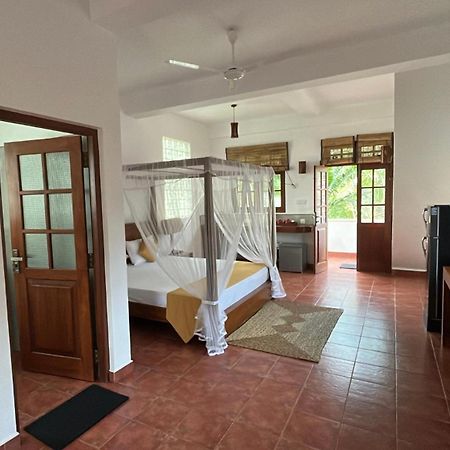Beach Club Apartments Induruwa Extérieur photo