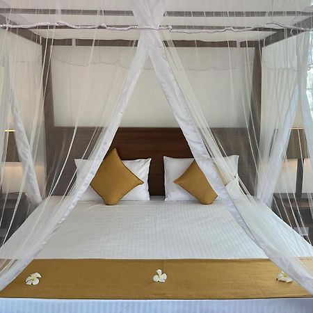 Beach Club Apartments Induruwa Extérieur photo