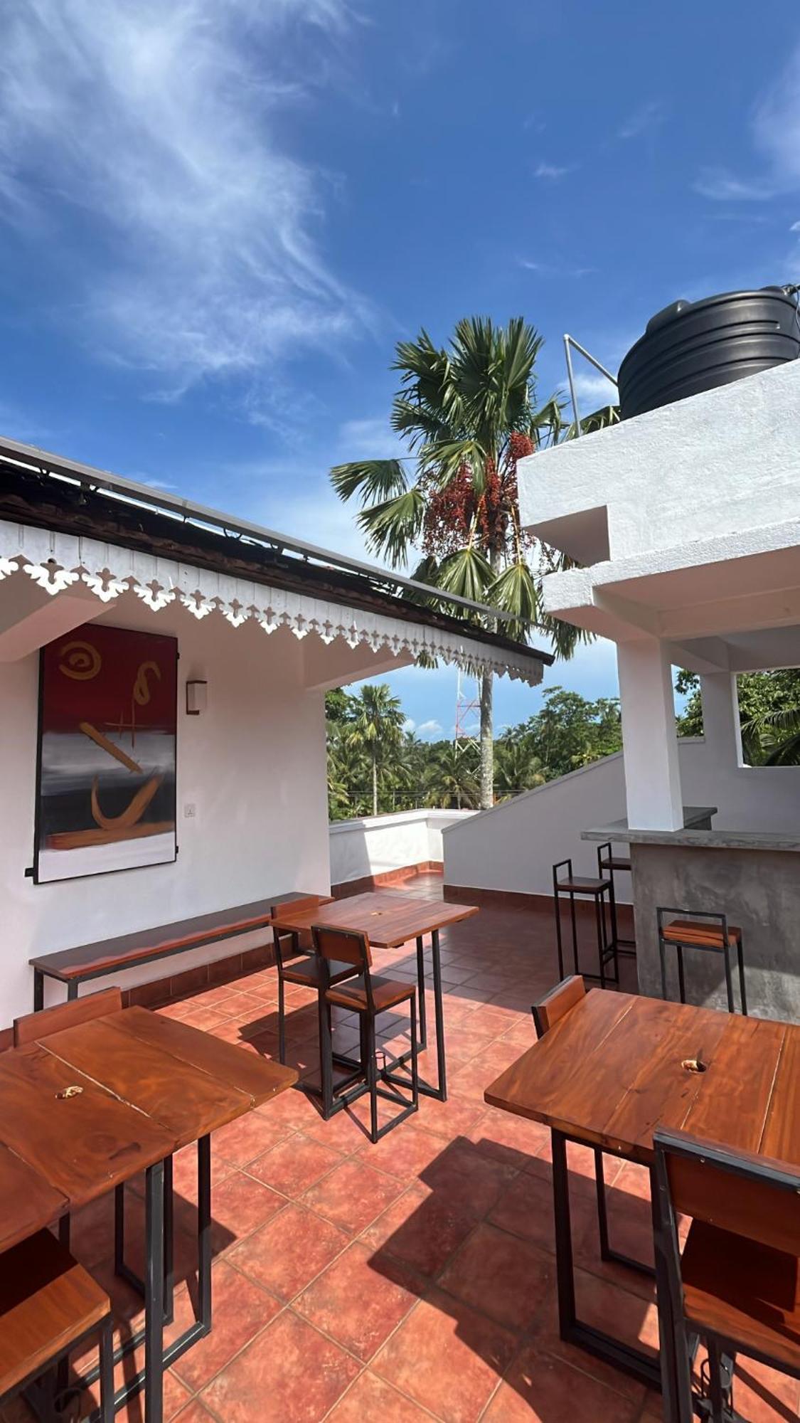 Beach Club Apartments Induruwa Extérieur photo