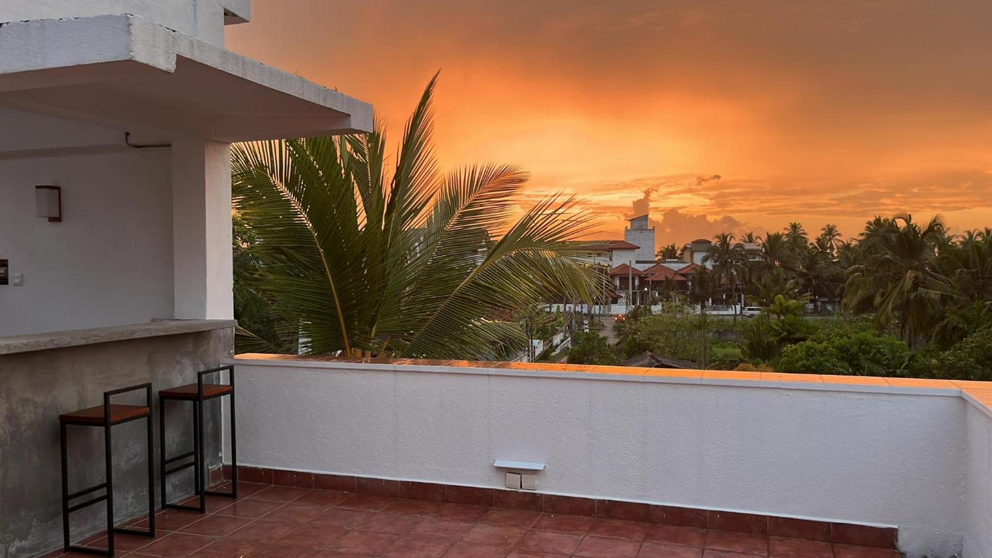 Beach Club Apartments Induruwa Extérieur photo
