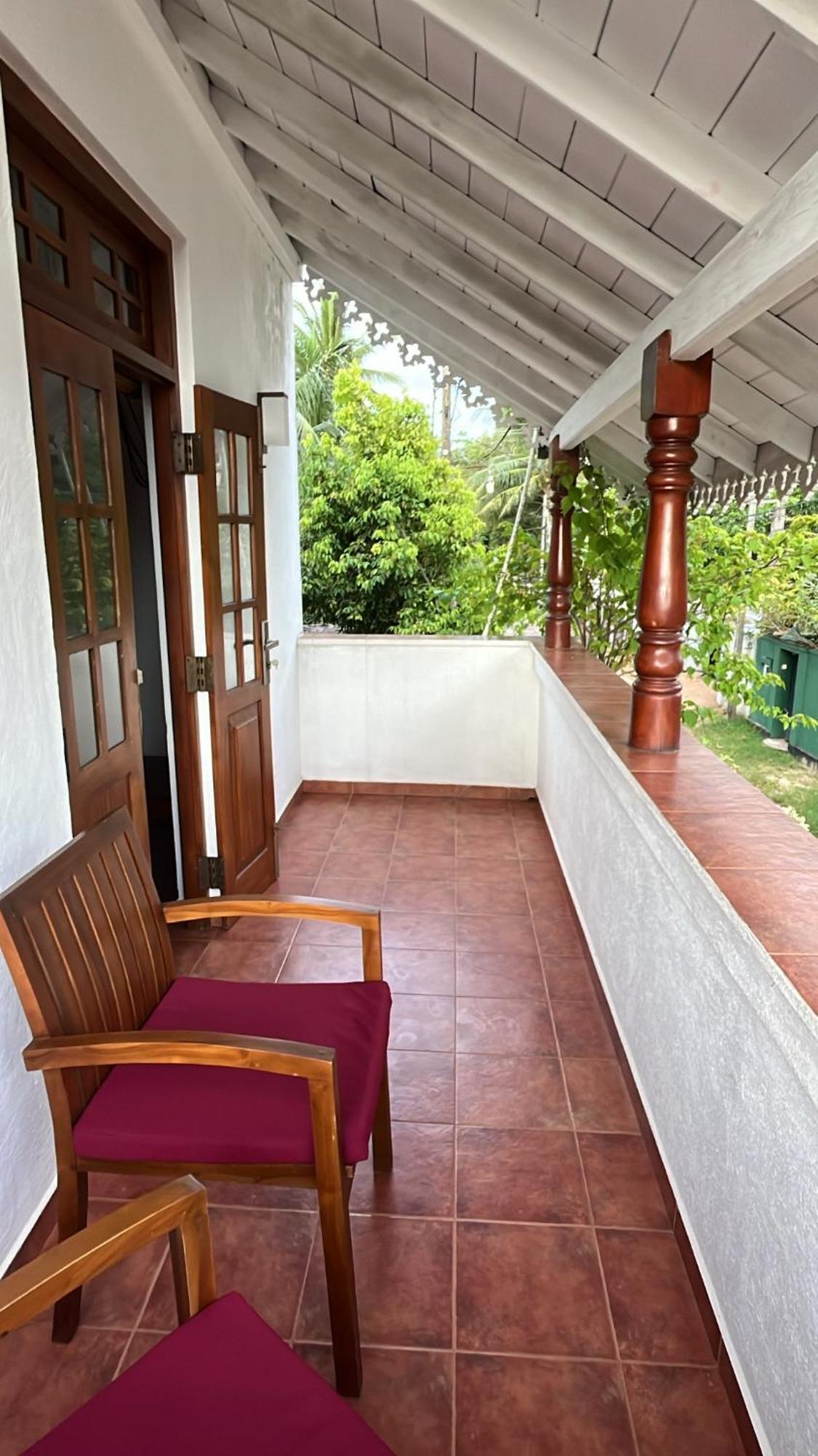 Beach Club Apartments Induruwa Extérieur photo